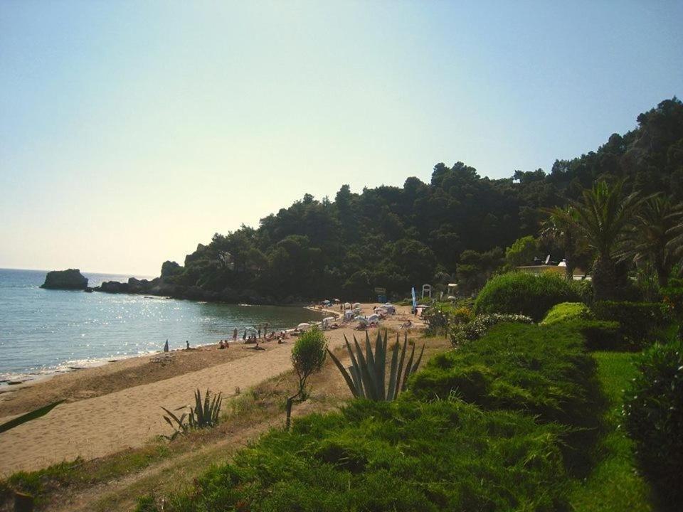 Alexandras On The Beach And Pool Apt Glifada Eksteriør billede