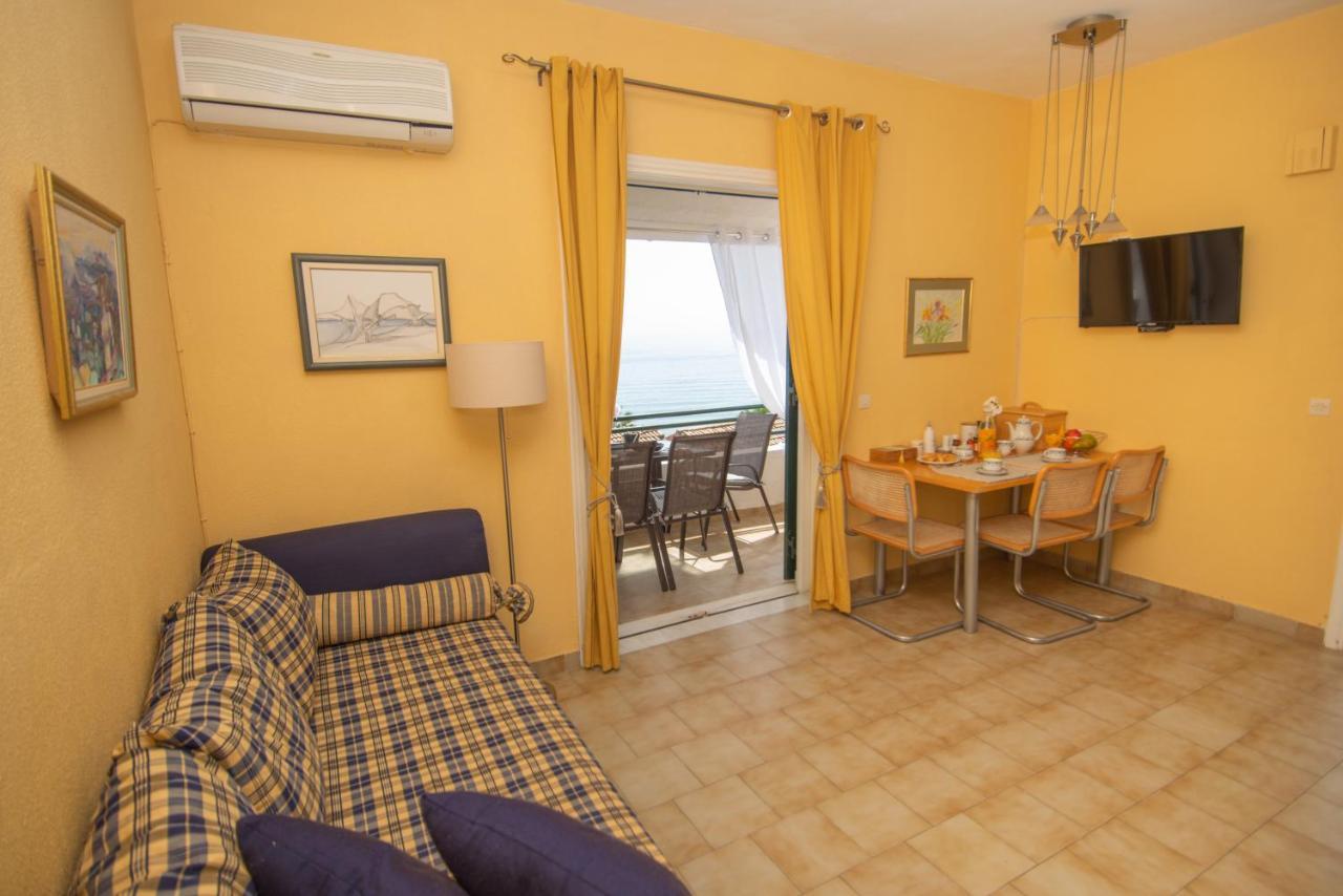 Alexandras On The Beach And Pool Apt Glifada Eksteriør billede